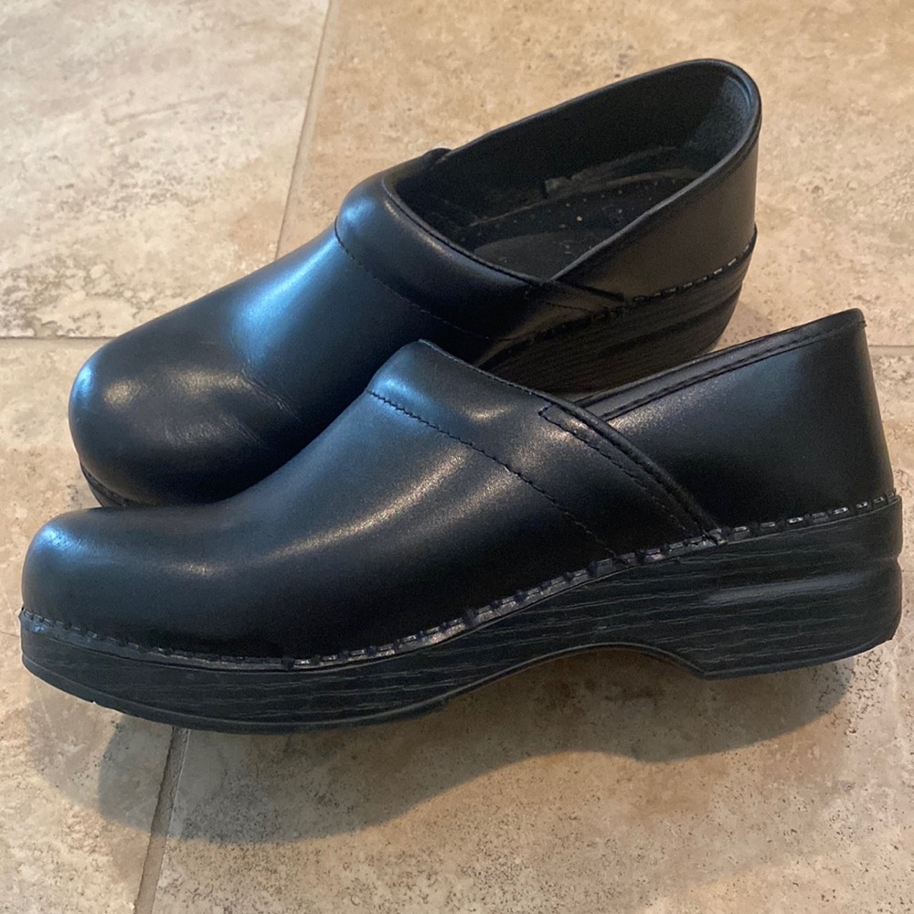 Black Dansko clogs. Size 8.5